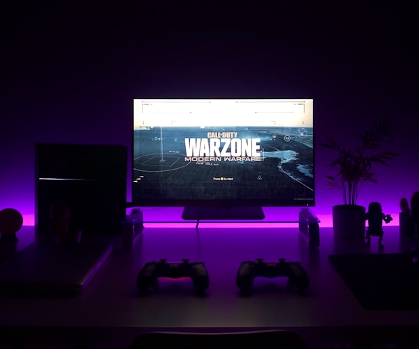 《英雄联盟》职业选手JackeyLove正在接受电竞牛专访，神情专注